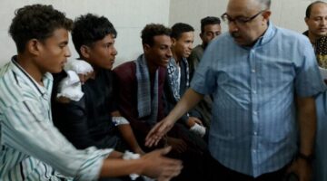 محافظ أسيوط يوجه بتقديم الرعاية الصحية الكاملة لمصابي حادث انقلاب عمال البداري