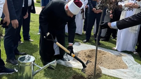 السلام والتسامح.. وزير الأوقاف يزرع شجرة في مرقد الإمام البخاري بسمرقند السلام والتسامح.. وزير الأوقاف يزرع شجرة في مرقد الإمام البخاري بسمرقند