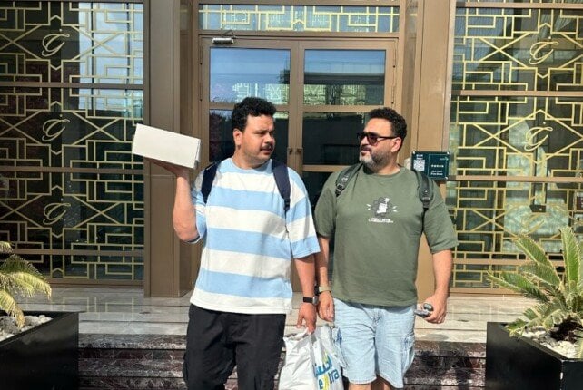 أكرم حسني يطير إلى جدة لعرض «ألف تيته وتيته» وبوجه رسالة لـ مصطفى غريب | صورة أكرم حسني يطير إلى جدة لعرض «ألف تيته وتيته» وبوجه رسالة لـ مصطفى غريب | صورة