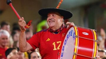وفاة مشجع المنتخب الإسباني الشهير “مانولو” عن 76 عاما