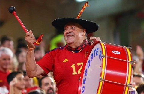 وفاة مشجع المنتخب الإسباني الشهير “مانولو” عن 76 عاما وفاة مشجع المنتخب الإسباني الشهير “مانولو” عن 76 عاما