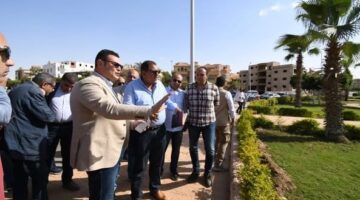 وزير الإسكان يستكمل جولته بتفقد محاور وطرق مدينة الشروق