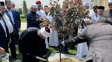 وزير الأوقاف يزرع شجرة في مرقد الإمام البخاري بسمرقند