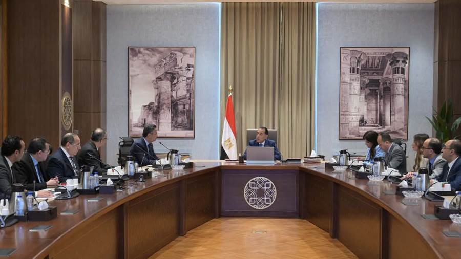 رئيس الوزراء: تنسيق مستمر مع البنك المركزي لتوفير المكون الدولاري لشراء السلع الاستراتيجية رئيس الوزراء: تنسيق مستمر مع البنك المركزي لتوفير المكون الدولاري لشراء السلع الاستراتيجية