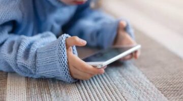 5 علامات تحذيرية.. الاستخدام المفرط للهواتف المحمولة يغيّر سلوك الأطفال