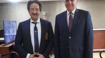 محافظ الغربية يهنئ نائب رئيس جامعة طنطا لحصوله على لقب الطبيب المثالي