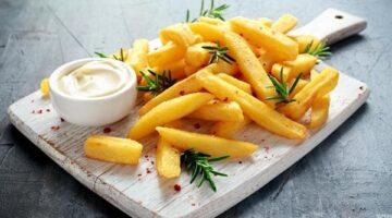 طريقة عمل البطاطس المقرمشة بصوص الجبن