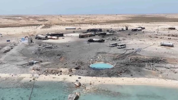 الحوثيون يحتجزون سفنا نفطية.. وسط تحذيرات من تصاعد التهديدات البحرية الحوثيون يحتجزون سفنا نفطية.. وسط تحذيرات من تصاعد التهديدات البحرية
