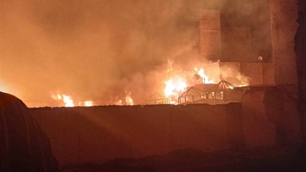 بحضور القيادات الأمنية.. مجهودات للسيطرة على حريق كنيسة ماري جرجس في قنا بحضور القيادات الأمنية.. مجهودات للسيطرة على حريق كنيسة ماري جرجس في قنا