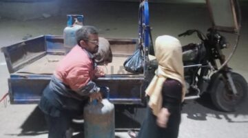 30 عامًا بيبيع الأنابيب.. عم فارس من قصار القامة يناشد محافظ دمياط تجديد رخصة الكشك