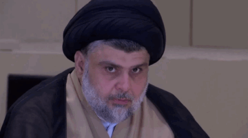 غضب مقتدى الصدر وما فعله على المنصة يشعل تفاعلاً (فيديو)