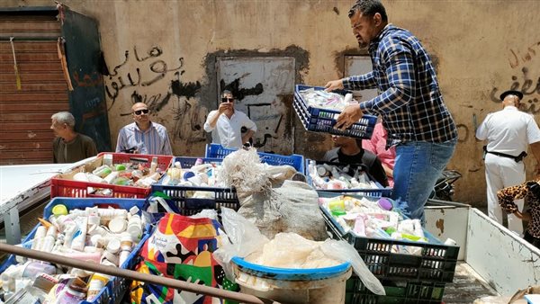 ضبط 11 طن أدوية ومكملات غذائية منتهية الصلاحية داخل مخزن في إمبابة ضبط 11 طن أدوية ومكملات غذائية منتهية الصلاحية داخل مخزن في إمبابة