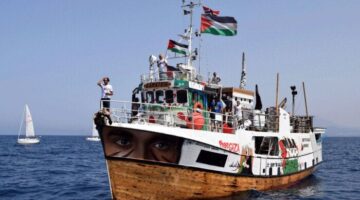 «نحن نغرق».. مسيرة إسرائيلية تستهدف سفينة «أسطول الحرية» المتجهة إلى غزة (فيديو)