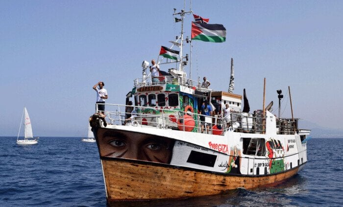 «نحن نغرق».. مسيرة إسرائيلية تستهدف سفينة «أسطول الحرية» المتجهة إلى غزة (فيديو) «نحن نغرق».. مسيرة إسرائيلية تستهدف سفينة «أسطول الحرية» المتجهة إلى غزة (فيديو)