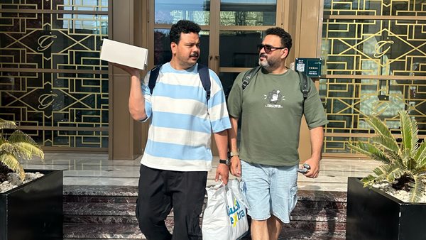 أكرم حسني ومصطفى غريب يتبادلان المزاح قبل أول عرض مسرحية "ألف تيتة وتيتة" أكرم حسني ومصطفى غريب يتبادلان المزاح قبل أول عرض مسرحية "ألف تيتة وتيتة"