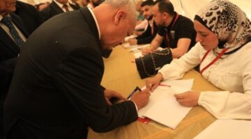 مصطفى بكري يُسجل في كشوف حضور الجمعية العمومية للصحفيين «صور»