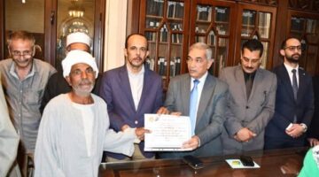 مكتبة رفاعة الطهطاوي بسوهاج تحتفل بعيد العمال