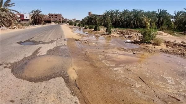قطع المياه عن مدينة موط بالوادي الجديد بسبب كسر في خط المياه الرئيسي قطع المياه عن مدينة موط بالوادي الجديد بسبب كسر في خط المياه الرئيسي