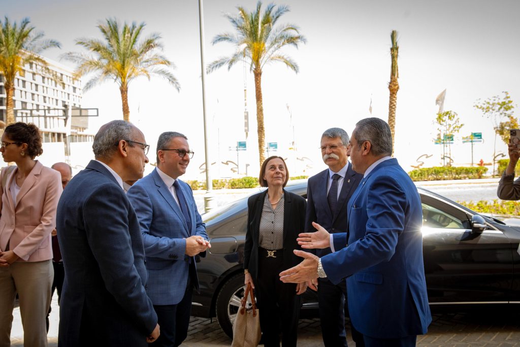 بالصور.. رئيس البرلمان المجري والوفد المرافق له يزورون العاصمة الإدارية بالصور.. رئيس البرلمان المجري والوفد المرافق له يزورون العاصمة الإدارية
