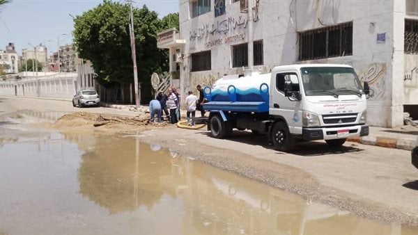 إصلاح كسر بخط مياه أمام مديرية الشباب والرياضة بقنا إصلاح كسر بخط مياه أمام مديرية الشباب والرياضة بقنا