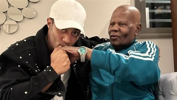 «يقبل يده».. محمد رمضان يطل على جمهوره برفقة والده «يقبل يده».. محمد رمضان يطل على جمهوره برفقة والده