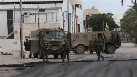 الجيش الإسرائيلي يغلق مداخل مدينة أريحا شرقي الضفة ويجبر مركبات الفلسطينيين المارين عل الانتظار في طوابير الجيش الإسرائيلي يغلق مداخل مدينة أريحا شرقي الضفة ويجبر مركبات الفلسطينيين المارين عل الانتظار في طوابير