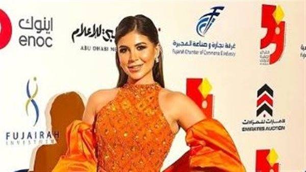 ملك قورة تبرز سحر ملامحها بالأحمر الصارخ ملك قورة تبرز سحر ملامحها بالأحمر الصارخ