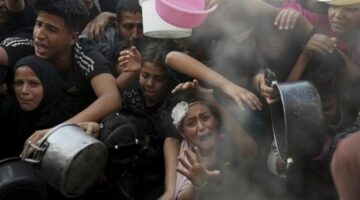 الأطفال والكبار في غزة يكافحون للحصول على الغذاء بينما تمنع إسرائيل المساعدات
