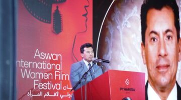 وزير الشباب والرياضة يشكر لبلبة في حفل افتتاح مهرجان أسوان السينمائي