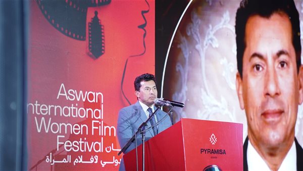 وزير الشباب والرياضة يشكر لبلبة في حفل افتتاح مهرجان أسوان السينمائي وزير الشباب والرياضة يشكر لبلبة في حفل افتتاح مهرجان أسوان السينمائي