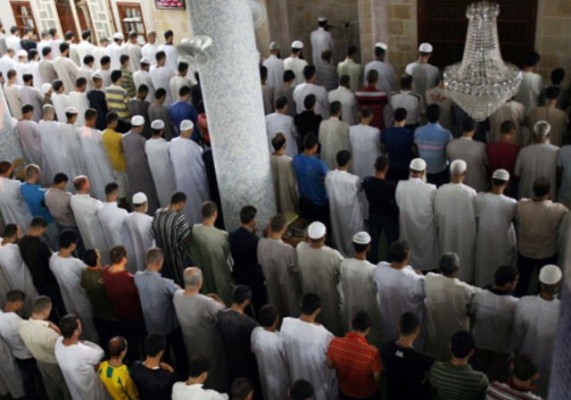 حكم صلاة الناس خلف إمام جالس لعذر مرضي.. أزهري يجيب حكم صلاة الناس خلف إمام جالس لعذر مرضي.. أزهري يجيب