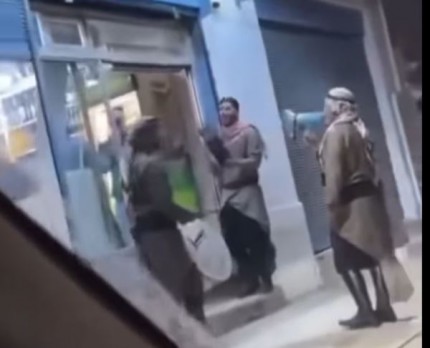 فرقة”زفة” تغلق “خمارة” في مدينة الزرقاء الأردنية والمالك إلى النيابة فرقة”زفة” تغلق “خمارة” في مدينة الزرقاء الأردنية والمالك إلى النيابة