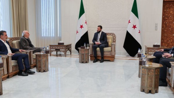 على خلفية أزمة الدروز.. جنبلاط يصف لقاءه الرئيس السوري بالودي والصريح على خلفية أزمة الدروز.. جنبلاط يصف لقاءه الرئيس السوري بالودي والصريح
