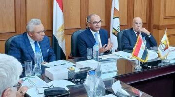 نائب وزير الإسكان يعقد اجتماعًا موسعًا مع اللجنة التنسيقية العليا لتحديث منظومة أكواد مياه الشرب والصرف الصحي