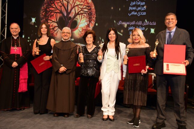 تكريم لوسي وانتصار وعدد من نجوم الفن في مهرجان المركز الكاثوليكي 73 «صور» تكريم لوسي وانتصار وعدد من نجوم الفن في مهرجان المركز الكاثوليكي 73 «صور»