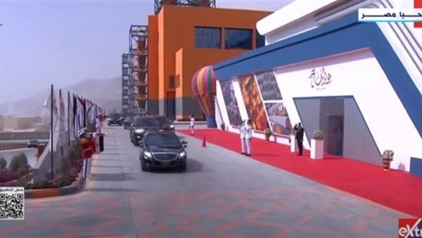 الرئيس السيسي يصل إلى مقر احتفالية عيد العمال الرئيس السيسي يصل إلى مقر احتفالية عيد العمال