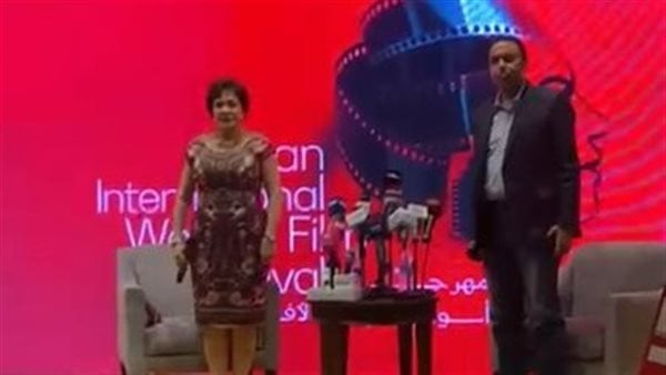 لبلبة تطالب بالوقوف دقيقة حدادًا على روح الدكتور وليد مصطفى قبل بدء ندوتها بمهرجان أسوان لبلبة تطالب بالوقوف دقيقة حدادًا على روح الدكتور وليد مصطفى قبل بدء ندوتها بمهرجان أسوان