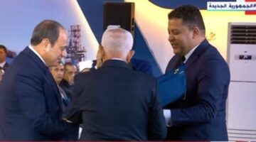 رئيس عمال مصر يقدم درع الاتحاد العام للرئيس السيسي خلال احتفالية عيد العمال 2025