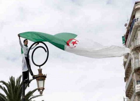 السلطات الجزائرية توقف بث قناة تلفزيونية لمدة عشرة أيام السلطات الجزائرية توقف بث قناة تلفزيونية لمدة عشرة أيام