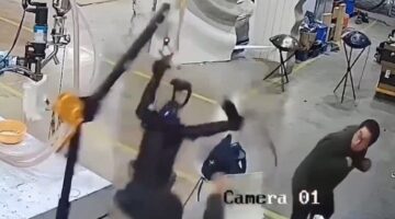 بالفيديو| روبوت يهاجم مبرمجين بمصنع في الصين&nbsp;