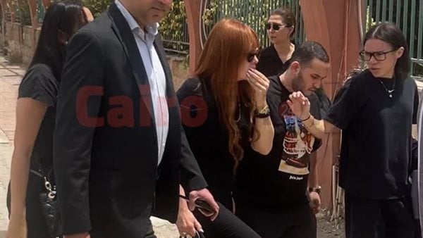 كارول سماحة ترافق جثمان زوجها الدكتور وليد مصطفى بمسجد الشرطة لأداء صلاة الجنازة.. ولميس الحديدي ومدحت العدل أول الحضور كارول سماحة ترافق جثمان زوجها الدكتور وليد مصطفى بمسجد الشرطة لأداء صلاة الجنازة.. ولميس الحديدي ومدحت العدل أول الحضور
