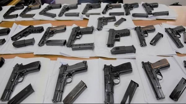 مضبوطات بـ 800 ألف جنيه.. ضربة أمنية ضد تجار الأسلحة النارية بمطروح مضبوطات بـ 800 ألف جنيه.. ضربة أمنية ضد تجار الأسلحة النارية بمطروح