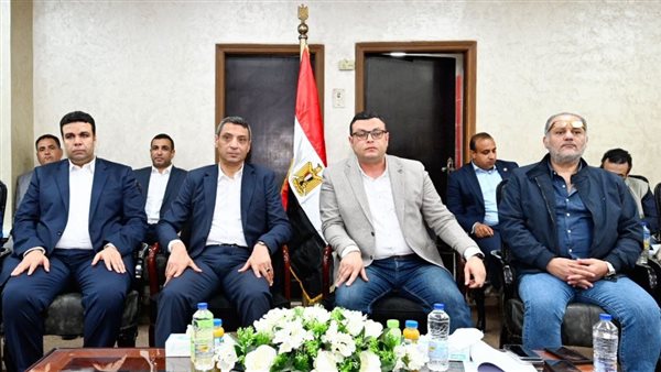 وزير الإسكان يعقد اجتماعًا بمقر جهاز مدينة السويس الجديدة لمتابعة المشروعات التنموية وزير الإسكان يعقد اجتماعًا بمقر جهاز مدينة السويس الجديدة لمتابعة المشروعات التنموية