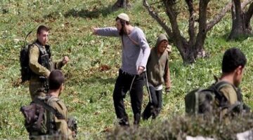 مستوطنون إسرائيليون يُغلقون طريقاً مؤدياً لبلدة فلسطينية