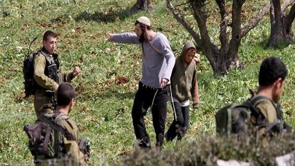 مستوطنون إسرائيليون يُغلقون طريقاً مؤدياً لبلدة فلسطينية مستوطنون إسرائيليون يُغلقون طريقاً مؤدياً لبلدة فلسطينية