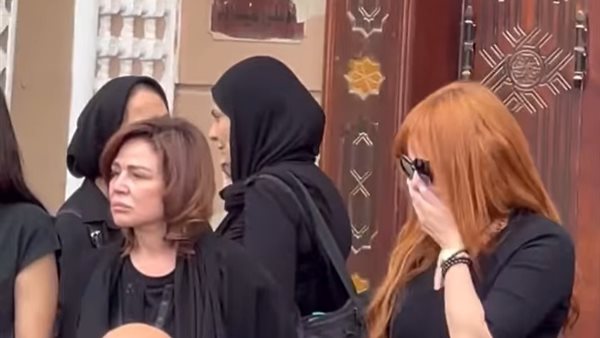 انهيار كارول سماحه في جنازة زوجها وليد مصطفى وإلهام شاهين تساندها.. صور انهيار كارول سماحه في جنازة زوجها وليد مصطفى وإلهام شاهين تساندها.. صور