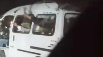 تداول فيديو لعدد من الأشخاص داخل سيارة يشهرون بالأسلحة البيضاء وسط طريق بلبيس ـ السلام