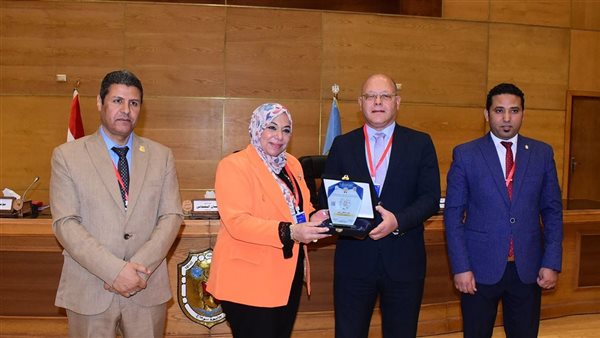 إفتتاح فعاليات المؤتمر العلمي الأول لقسم المناهج وتدريس التربية الرياضية بجامعة سوهاج إفتتاح فعاليات المؤتمر العلمي الأول لقسم المناهج وتدريس التربية الرياضية بجامعة سوهاج