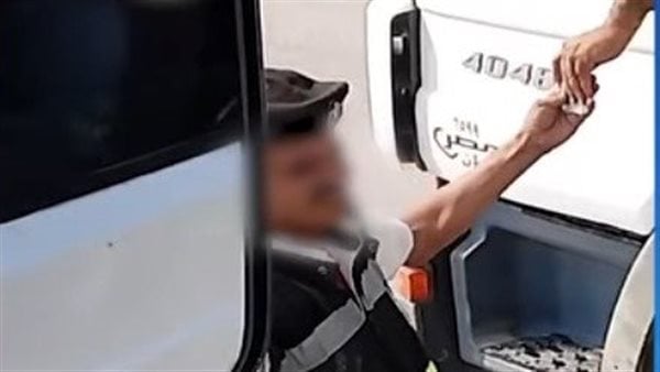 مصدر أمني: فيديو تجاوز فرد شرطة على طريق سريع قديم.. وهو مفصول من الخدمة مصدر أمني: فيديو تجاوز فرد شرطة على طريق سريع قديم.. وهو مفصول من الخدمة