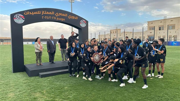 مشاهد كرنفالية من تتويج مسار بدرع الدوري وسط أجواء احتفالية صاخبة في أرض الملعب مشاهد كرنفالية من تتويج مسار بدرع الدوري وسط أجواء احتفالية صاخبة في أرض الملعب